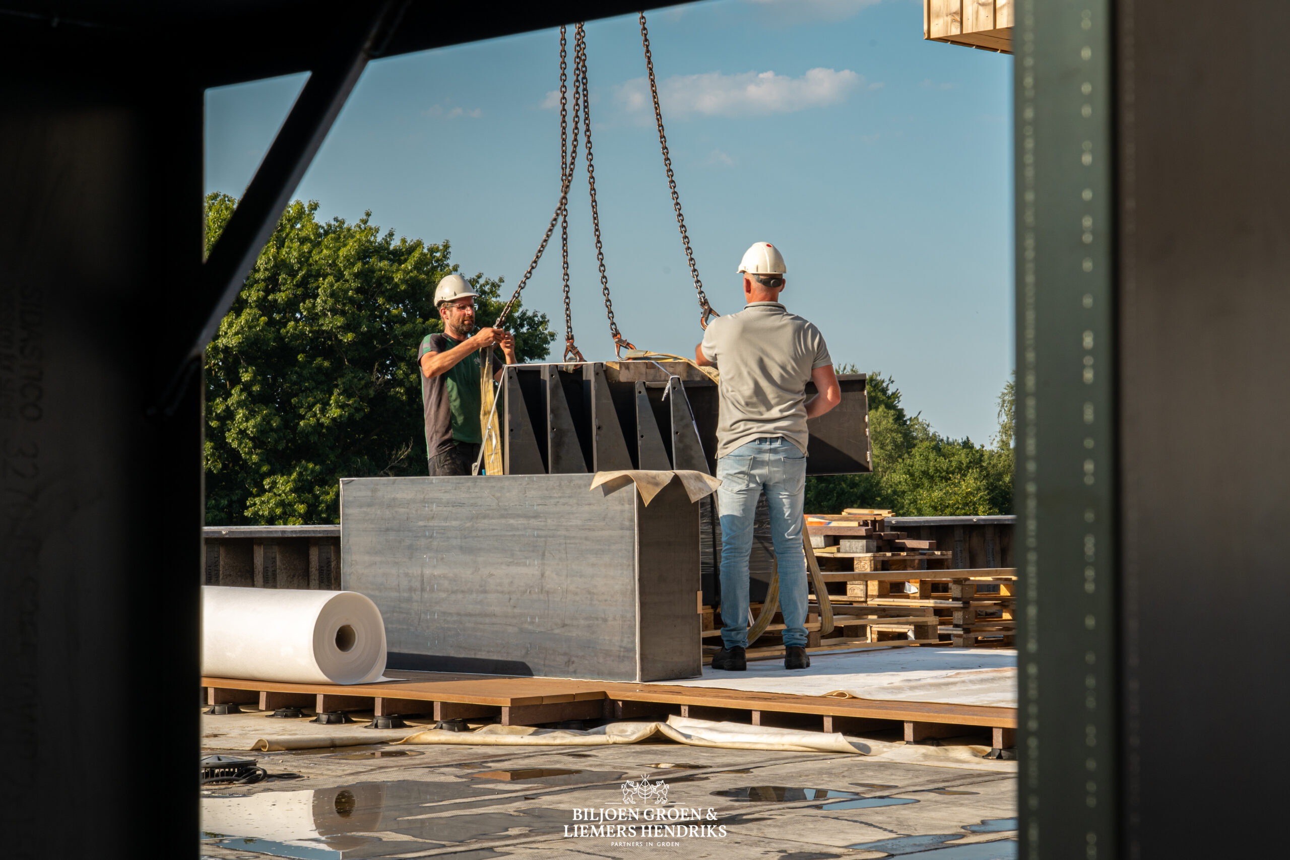 🌿Voor Gelre Ziekenhuizen in Apeldoorn zijn we gestart met de aanleg van een nieuwe daktuin. Deze week werden de eerste materialen met een kraan op het dak gehesen. Wij verzorgen de volledige groeninrichting, waaronder robuuste plantenbakken en een inheems kruidendak. Een daktuin die niet alleen zorgt voor meer biodiversiteit en verkoeling, maar ook bijdraagt aan een gezonde en prettige omgeving voor patiënten, zorgverleners en bezoekers.